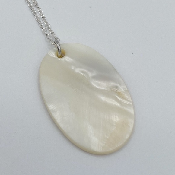 Natural Shell Mother of Pearl Pendant Necklace - Picture 6 of 9